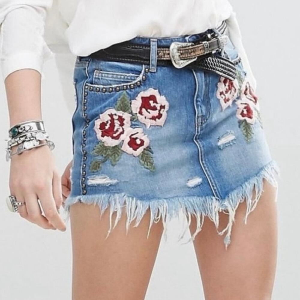 FP FREE PEOPLE Wild Rose Blue Denim Pink Embroider Floral $98 Jean Mini Skirt 29